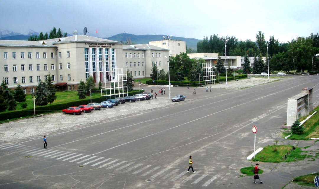 Центр города Каракол. Иссыккульский государственный университет